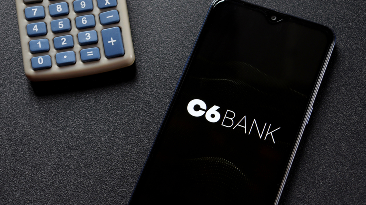 Na nova campanha, Banco C6 distingue serviços gratuitos, crédito para clientes pessoa jurídica e Cartão C6 Business sem anuidade